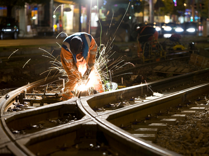 Nächtliche Schweißarbeiten an einer Gleiskreuzung