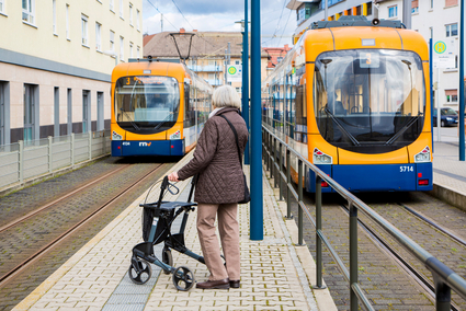 Seniorin an rnv-Haltestelle