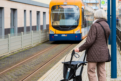 Seniorin an rnv-Haltestelle