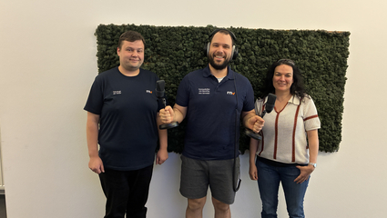 Moderator Jens Schneider mit Bianca Mössner, Leiterin Flottenmanagement und Instandhaltung Schienenfahrzeuge sowie stellvertretende Betriebsleiterin BOStrab, und Jan Neider, Instandhaltungsplaner Schienenfahrzeuge