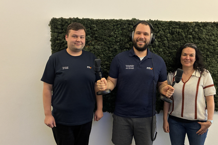 Moderator Jens Schneider mit Bianca Mössner, Leiterin Flottenmanagement und Instandhaltung Schienenfahrzeuge sowie stellvertretende Betriebsleiterin BOStrab, und Jan Neider, Instandhaltungsplaner Schienenfahrzeuge