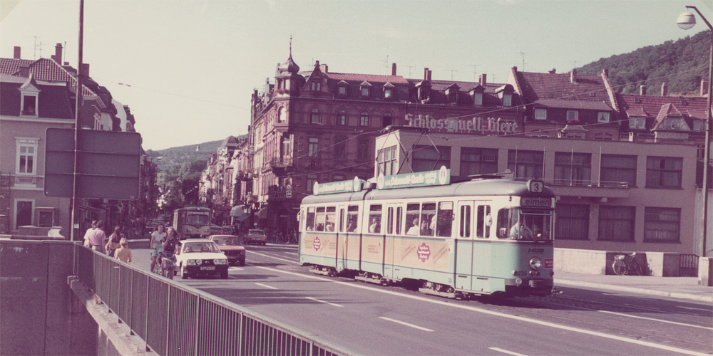 Bahnen der damaligen HSB und OEG im Jahr 1983 auf dem Weg zum Bismarckplatz in Heidelberg