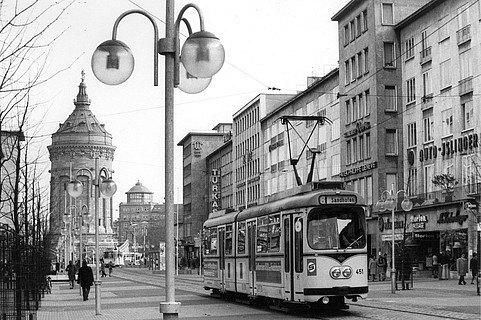 Eine Straßenbahn der Linie 6 fährt 1975 durch die zur BUGA 75 neu gebaute Fußgängerzone der Mannheimer Planken in Richtung Sandhofen.