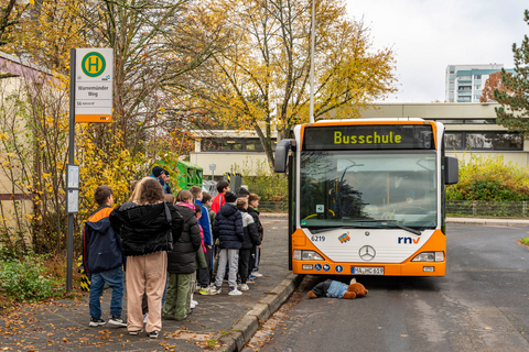 Ein Bus der rnv-Busschule an einer Schulbushaltestelle.