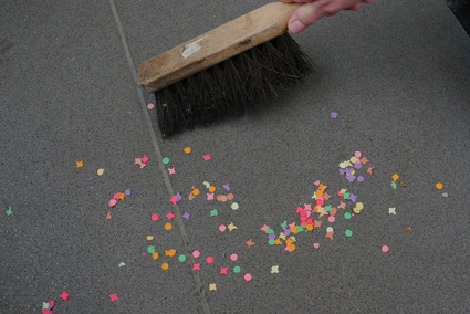 Konfetti entfernen in der Bahn zur närrischen Jahreszeit