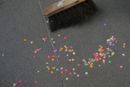 Konfetti entfernen in der Bahn zur närrischen Jahreszeit