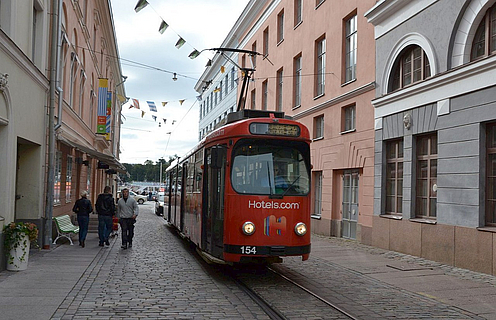 Die Straßenbahn 455 vom Typ DÜWAG in Helsinki