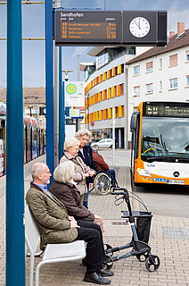 Senioren an Bushaltestelle