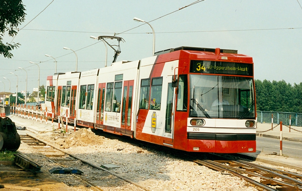 Eine rote Straßenbahn überquert die Mannheimer Neckarbrücke am Theresienkrankenhaus. Dort findet eine Baumaßnahme statt, weshalb nur ein Gleis vorhanden ist.