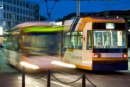 Bus fährt ab und passiert Strassenbahn