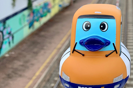 Marie-Luise an einer Haltestelle in der Pfalz