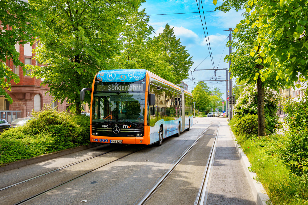 Ein rnv-Bus des Typs H2-eCitaro in Heidelberg.