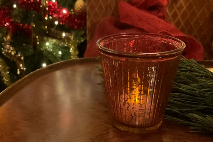 Weihnachtliche Stimmung mit Kerzenlicht und Weihnachtsbaum