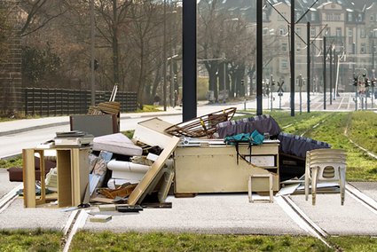 Sperrmüll auf Bahngleisen