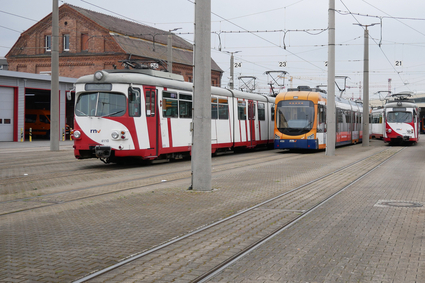 Verschiedene Bahntypen auf dem rnv-Betriebshof in Käfertal