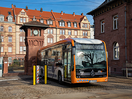 E-Bus an der Ladestation auf dem Betriebshof der rnv in Heidelberg