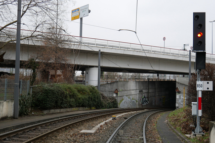Einfahrt in den Straßenbahntunnel