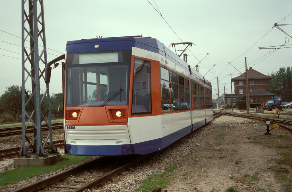 Eine rot-blaue Bahn aus Darmstadt steht als Testfahrzeug im OEG-Bahnhof in Edingen.