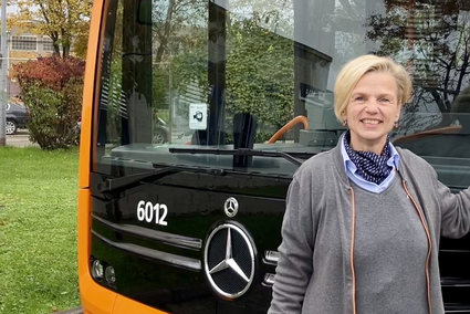 Busfahrerin der rnv steht neben einem eCitaro-Elektrobus