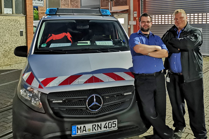 Verkehrsmeister der rnv vor ihrem Einsatzfahrzeug