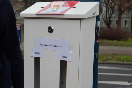 Schülerprojekt an einer Haltestelle der rnv