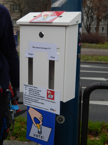 Schülerprojekt an einer Haltestelle der rnv