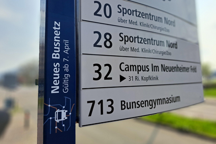 Neues Busnetz Heidelberg: Haltestellen-Fahne mit Kampagnen-Aufkleber