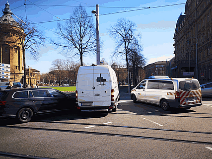 Fahrwegversperrung durch einen PKW-Unfall auf den Gleisen an der Kunsthalle