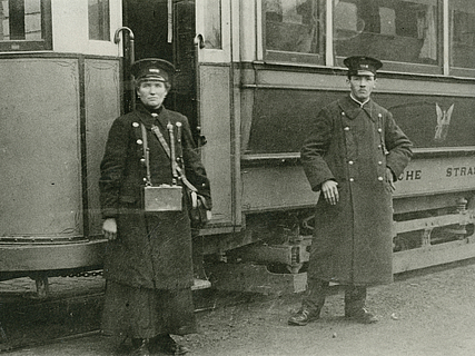 Mann und Frau in Dienstkleidung um 1915