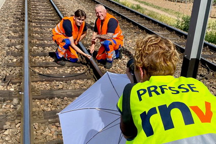 Mitarbeiter beim Fotoshooting für Neugestaltung eines Pausenraums